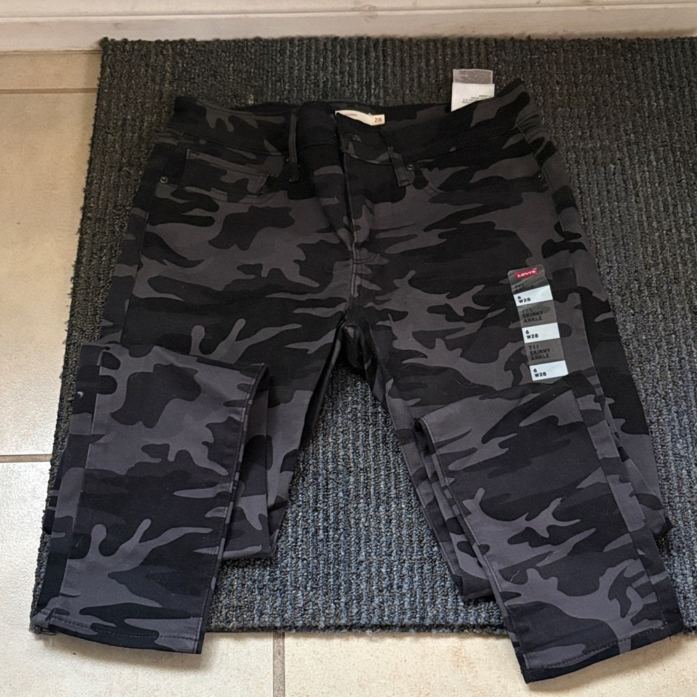 Women’s Black Levi’s Camouflage Pants